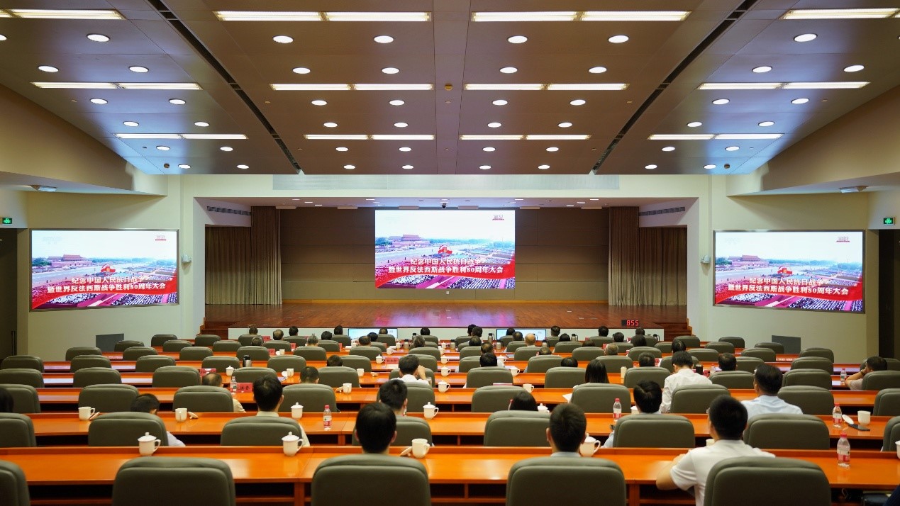 园区党工委、管委会、人大工委领导集中收看纪念中国人民抗日战争暨世界反法西斯战争胜利80周年大会